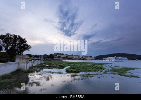 Blick auf Lake Pichola und das Lake Palace Udaipur Stockfoto