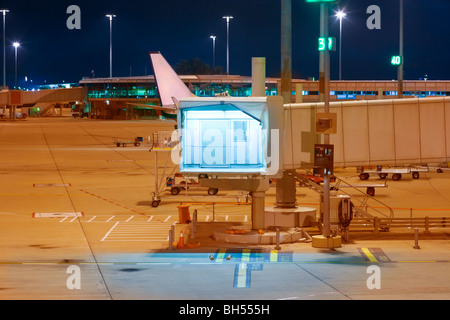 Leere Jetway an unheimliche Brisbane Airport BNE YBBN mitten in der Nacht. Für eine verspätete Flugzeug warten. Stockfoto