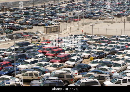 Langfristige Parkplätze (zurück) und Mietwagen (vorne) am Flughafen von San Francisco SFO. Stockfoto
