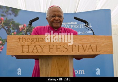 Südafrikanischer Geistlicher The Most Reverend Desmond Tutu sagt Gnade bei The Michael Ramsey Preis Mittagessen in Hay Festival 2009 Stockfoto