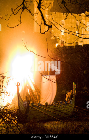 Dunvegan Kaste, Isle Of Skye, Lagerfeuer und Verbrennung von einer Nachbildung Wikinger-Langschiff. Stockfoto