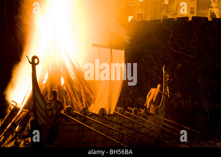 Dunvegan Kaste, Isle Of Skye, Lagerfeuer und Verbrennung von einer Nachbildung Wikinger-Langschiff. Stockfoto