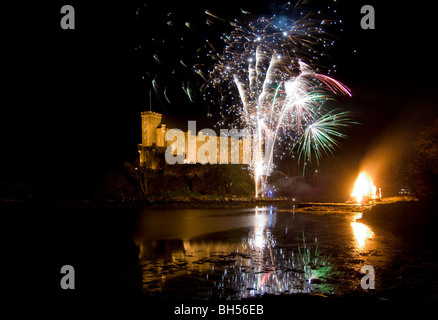 Dunvegan Castle, Isle Of Skye, Feuerwerk und Lagerfeuer. Stockfoto