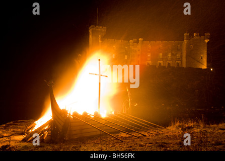 Dunvegan Castle, Isle Of Skye - Lagerfeuer und das Brennen von einer Nachbildung Wikinger-Langschiff. Stockfoto