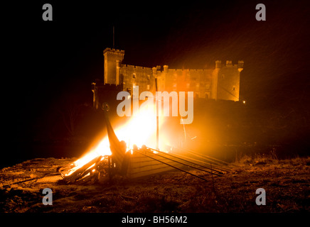 Dunvegan Castle, Isle Of Skye - Lagerfeuer und das Brennen von einer Nachbildung Wikinger-Langschiff. Stockfoto