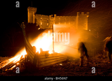 Dunvegan Castle, Isle Of Skye - Lagerfeuer und das Brennen von einer Nachbildung Wikinger-Langschiff. Stockfoto