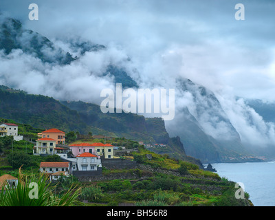 Bergdorf auf der Meerseite in [North Madeira], "Ponta Delgada" Madeira, Portugal am bewölkten Tag im September Stockfoto