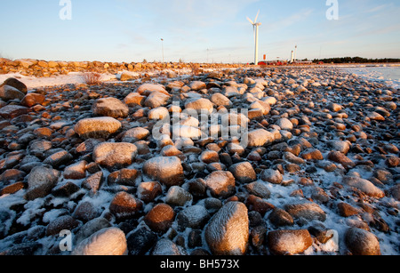 Eis bedeckte Felsen am Meer bei Sonnenuntergang Hailuoto Marjaniemi, Finland Stockfoto