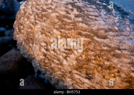 Vereisten Felsen am Meer bei Sonnenuntergang Stockfoto