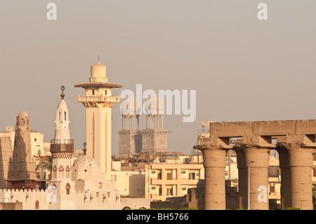 Skyline von Abu al-Haggag Moschee und Luxor-Tempel in Luxor, Ägypten, Afrika Stockfoto