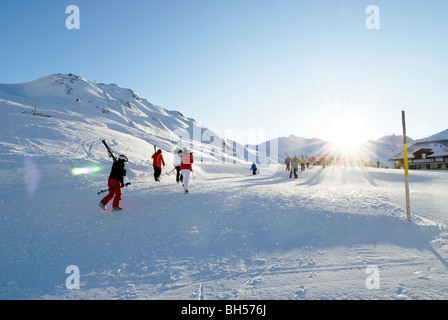 Skifahrer zu Fuß in Richtung Skilifte am Morgen, Oberalppass, Schweizer Alpen Stockfoto