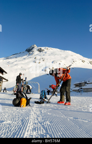 Einstellen Skifahrer Gang in den Morgen, Oberalppass, Schweizer Alpen Stockfoto