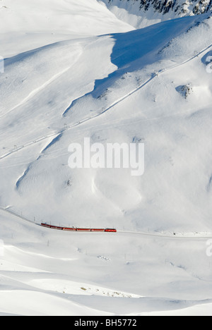 Matterhorn-Gotthard-Bahn-Zug am Oberalppass, Kanton Uri, Schweiz Stockfoto