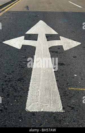 britische Straße Kennzeichnung kann Verkehr biegen Sie nach links, rechts oder geradeaus Stockfoto