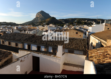 Semi-Luftbild über Stadt bis Montgo Berg, Altstadt, Javea / Xabia, Provinz Alicante, Comunidad Valenciana, Spanien Stockfoto