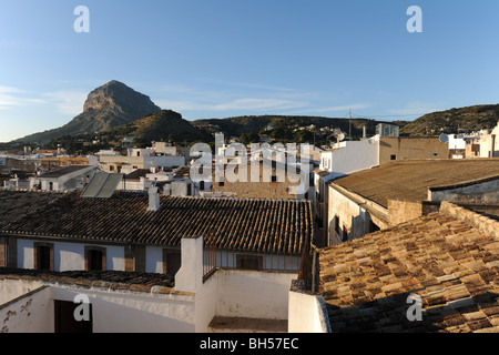 Semi-Luftbild über Stadt bis Montgo Berg, Altstadt, Javea / Xabia, Provinz Alicante, Comunidad Valenciana, Spanien Stockfoto