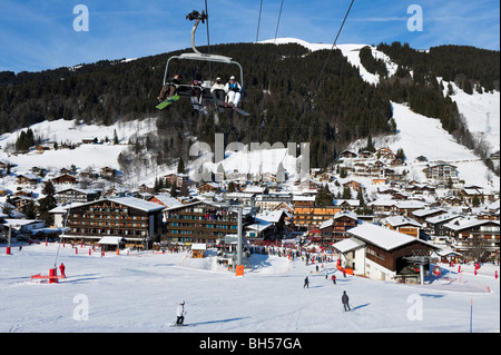 Blick über das Resort von Les Gets von den Pisten entfernt, im Zentrum Stadt, Portes du Soleil Ski Region, Haute Savoie, Frankreich Stockfoto