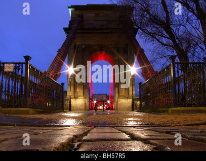 Niedrigen Winkel Ansicht von South Portland Street rot Hängebrücke über den Fluss Clyde in der Nacht, Glasgow Stockfoto