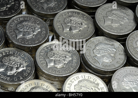 Haufen von britischen ein- und zwei-Pfund-Münzen Stockfoto