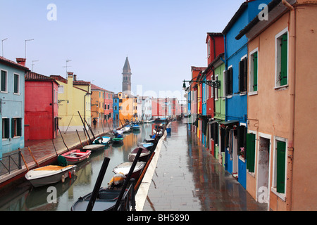 Die hellen pastellfarbenen Häuser auf der Insel Burano im Norden der Lagune von Venedig, Italien Stockfoto