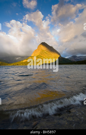 Grinnell Punkt leuchtet bei Sonnenaufgang über dem Swiftcurrent Lake Stockfoto