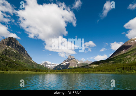 Mt. Wilbur steigt im Hintergrund über das türkisfarbene Wasser des Swiftcurrent Lake Stockfoto