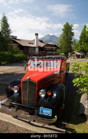 Historische "roten Busse" vor Lake McDonald Lodge Stockfoto