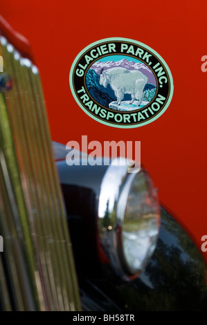 Detail eines historischen "Roter Bus" vor Lake McDonald Lodge Stockfoto