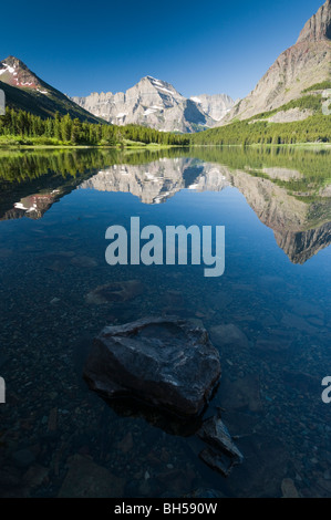 Mt. Gould spiegelt sich in Swiftcurrent Lake im Many Glacier Stockfoto