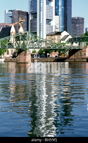 5. August 2009 - Ansicht von Eiserner Steg über den Fluss Main in der deutschen Stadt Frankfurt. Stockfoto