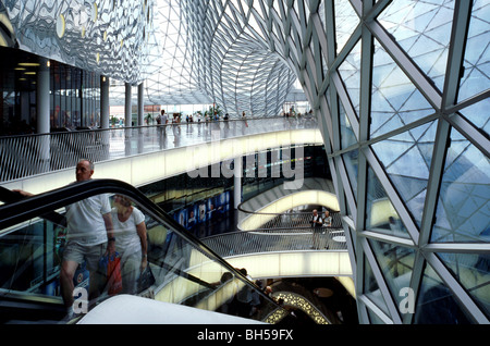 Obere Etage des Einkaufszentrums MyZeil im Rahmen des Palais Quartier in der deutschen Stadt Frankfurt. Stockfoto