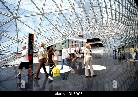 Obere Etage des Einkaufszentrums MyZeil im Rahmen des Palais Quartier in der deutschen Stadt Frankfurt. Stockfoto