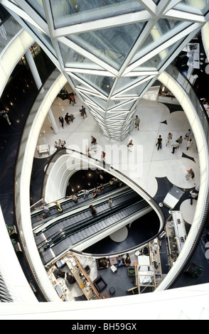 Innenansicht über mehrere Etagen des Einkaufszentrums MyZeil im Rahmen des Palais Quartier in der deutschen Stadt Frankfurt. Stockfoto