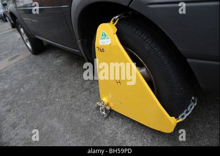 Eine Rad-Klemme versehen, um ein Auto durch die DVLA, ein Auto ohne eine gültige Vignette. England, UK, Europa. Stockfoto