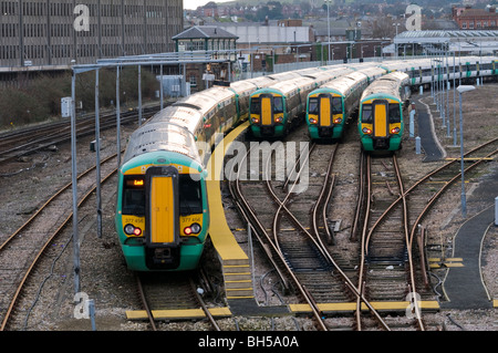 UNITED KNIGDOM, ENGLAND, 24. Januar 2010. Züge am Bahnhof Eastbourne in East Sussex. Stockfoto