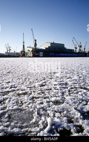 26. Januar 2010 - docks Blohm + Voss mit Yacht Eclipse gesehen über den teilweise gefrorenen Fluss Elbe im Hamburger Hafen. Stockfoto