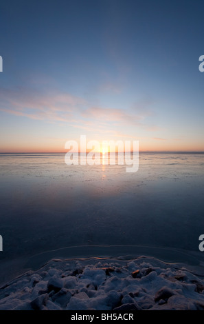 Letzten Sonnenstrahlen reflektiert von neuen unberührten neues Meereis bei Sonnenuntergang an der Ostsee, der Bottnische Meerbusen, Finnland Stockfoto