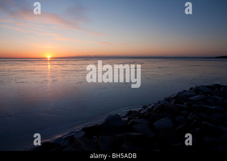 Letzten Sonnenstrahlen reflektiert von neuen unberührten Meereis bei Sonnenuntergang, Finnland Stockfoto