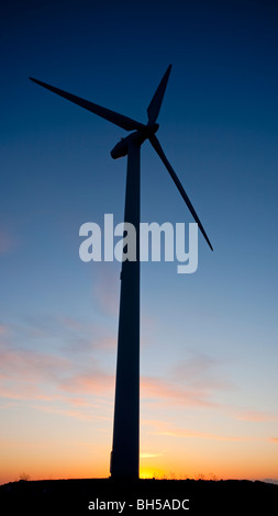 Silhouette einer Windturbine bei Sonnenuntergang , Finnland Stockfoto