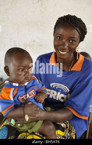 Mutter mit Sohn, Gambia Stockfoto