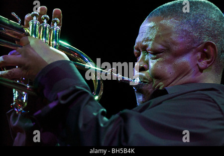 South African jazz-Legende Hugh Masekela erklingt in Hay Festival 2009 Stockfoto