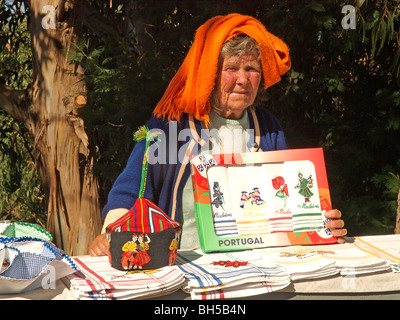 Alte portugiesische Frau verkaufen Souvenir in "Cabo Giraao" Madeira Portugal Stockfoto