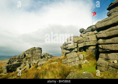 Rote Fahne auf große Mis Tor auf Dartmoor Warnung Leben brennen im Gange, Devon UK Stockfoto