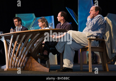 Parlament jetzt Debatte Hay Festival 2009 zu stürzen. (l-R) Marcus Brigstocke, Helena Kennedy, Philippe Sands und Jim Naughtie. Stockfoto