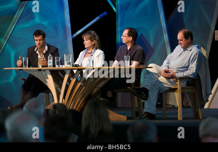 Parlament jetzt Debatte Hay Festival 2009 zu stürzen. (l-R) Marcus Brigstocke, Helena Kennedy, Philippe Sands und Jim Naughtie. Stockfoto