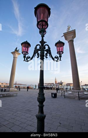 Säulen, Statuen und Laternenpfahl in Piazza San Marco (Markusplatz entfernt), Venedig, Italien Stockfoto