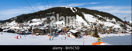 Blick über das Resort von den Pisten entfernt, im Zentrum Ferienortes, Les Gets, Skigebiet Portes du Soleil, Haute Savoie, Frankreich Stockfoto