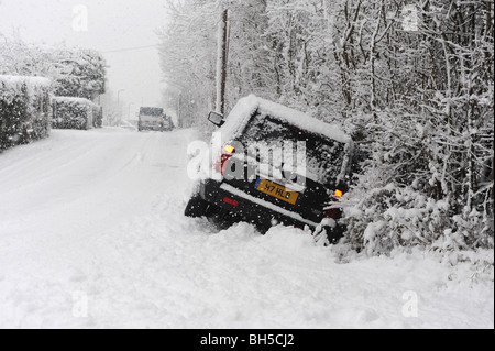 Ein Auto legt in einem Graben bei schlechten Wetter. Stockfoto