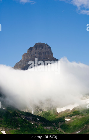 Mt. Reynolds auf Logan Pass ragt über eine Schicht von dicken Wolken Stockfoto