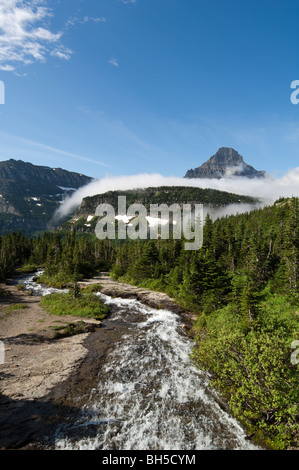 Siyeh Creek fließt unter Mt. Reynolds auf Logan Pass Stockfoto